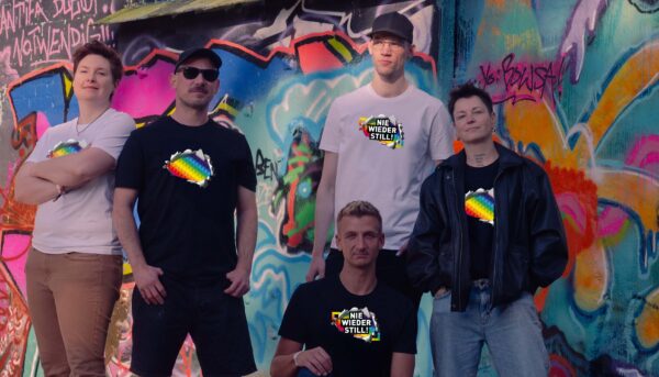 "NIE WIEDER STILL" - Motto T-Shirt NBG PRIDE 2025 - SCHWARZ – Bild 5