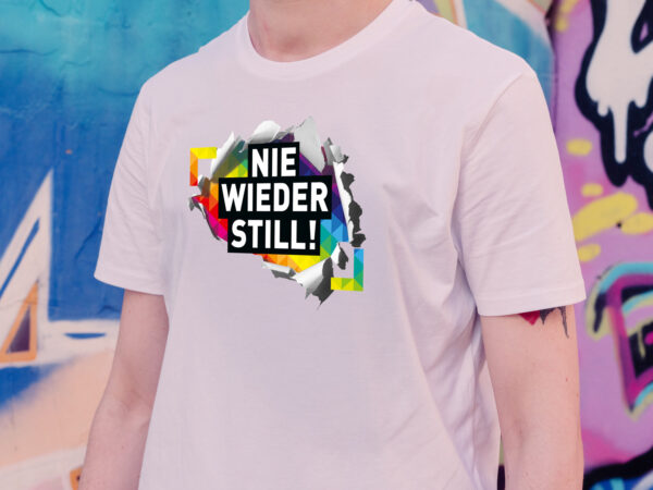 "NIE WIEDER STILL" - Motto T-Shirt NBG PRIDE 2025 - WEISS